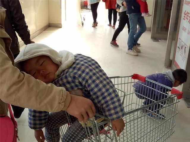 走红|“懂事宝宝”走红:和宝妈去公司上班,安静地坐在桌底下让人心疼