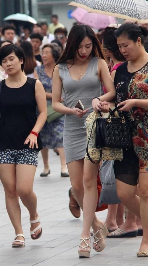 一小|潮流速递,美女街拍一大一小逛街,网友给小的打90分,给阿姨打60分