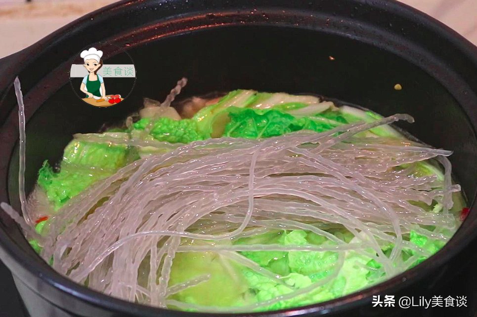 白菜炖粉条时，牢记好3个诀窍，鲜香又入味，每次炖一锅不够吃
