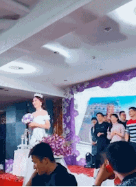 |搞笑GIF图:美女扔捧花的技术不错啊,后面没一个人接到