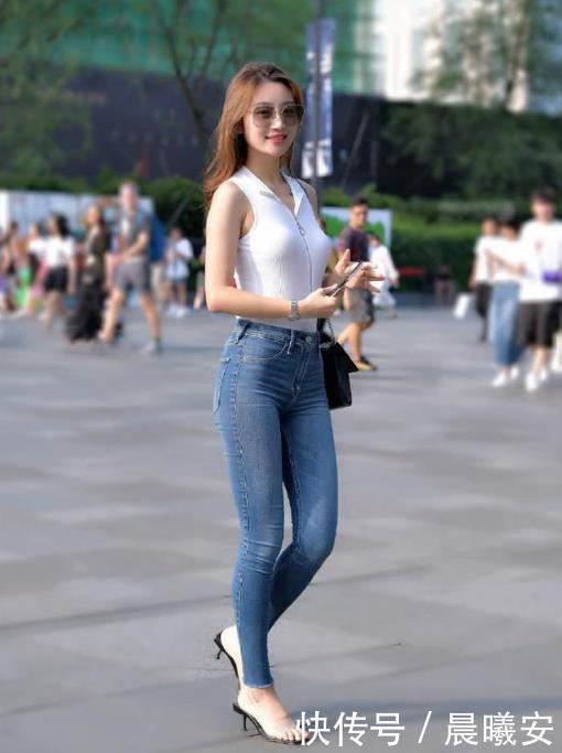 紧身收腹的“无痕”牛仔裤,为长腿细腰立下汗马功劳