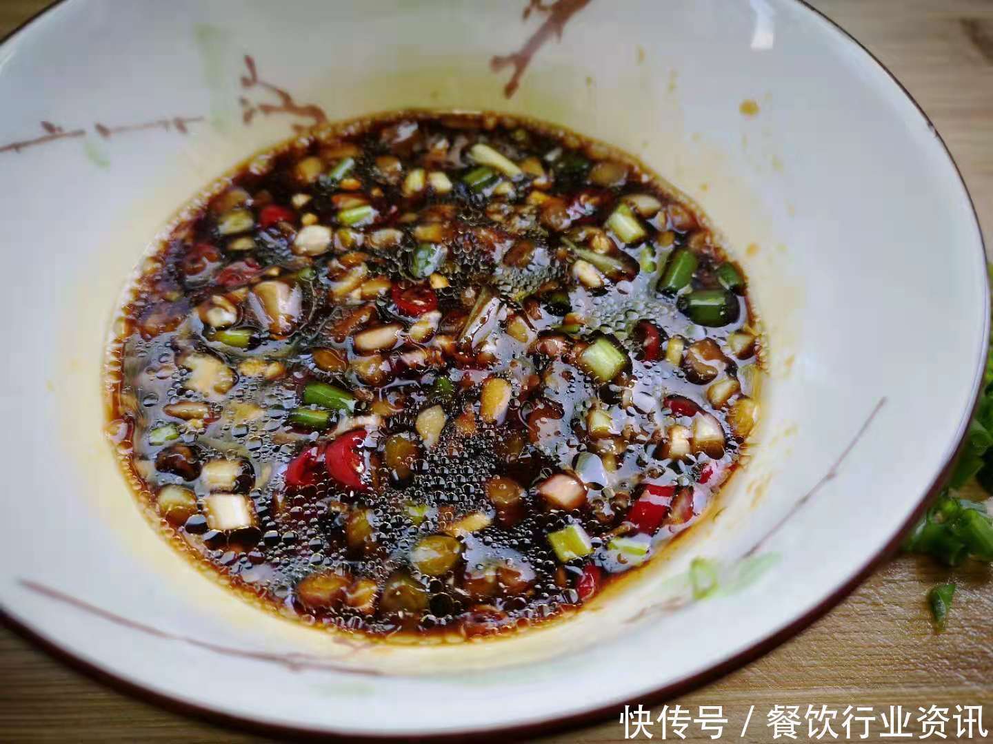 天热最馋这道蒸菜,蒸一蒸10分钟搞定,香滑有嚼劲,比肉还好吃!