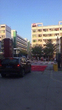 |搞笑GIF:美女有你这样吃饺子的吗,你家醋难道不要钱吗