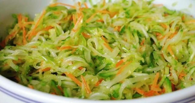 西葫芦|2根西葫芦,加1碗玉米面,隔天做3大锅,无水无油,好吃又饱腹