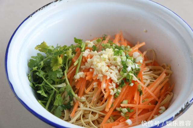 年夜饭不能少的凉拌菜,解腻又下酒,现做现吃很鲜美