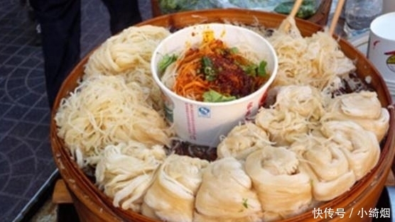 一块钱|阿姨街头卖罕见“馒头”,一块钱三个还要抖一抖,顾客:头次见