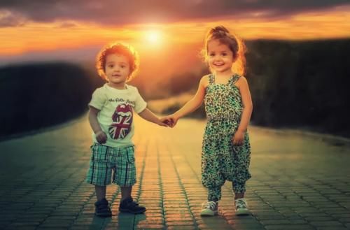 同龄儿童，为啥女孩长得比男孩快？