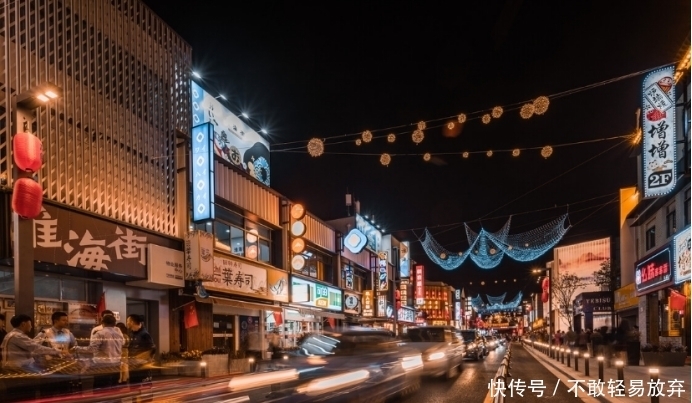 这条街26年前就是网红街,升级改造后更火了,漂亮姑娘排队打卡