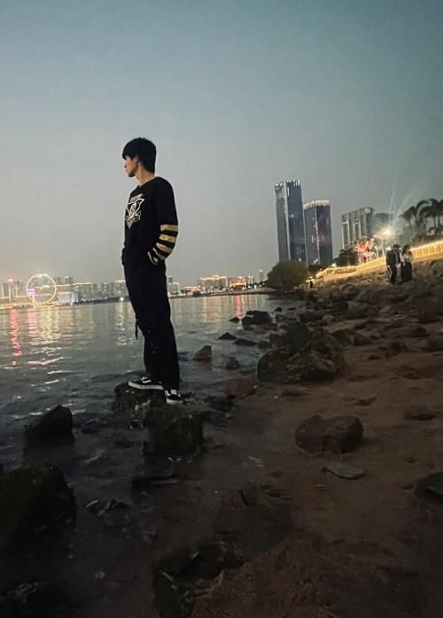 宋亚轩现身海边拍夜景写真,脚上的袜子太抢镜,00后不敢模仿