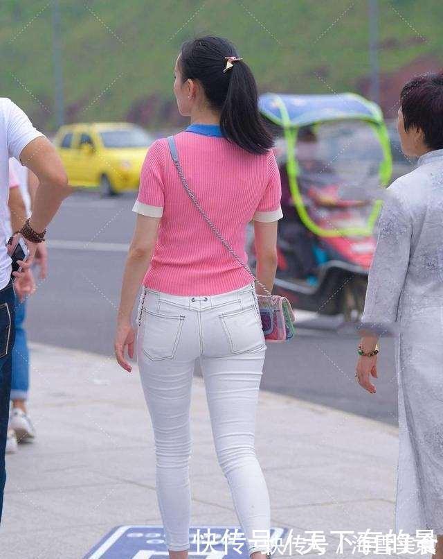 裤子|粉色短袖搭白色打底裤,整体搭配很有质感,拥有满满的潮流气息