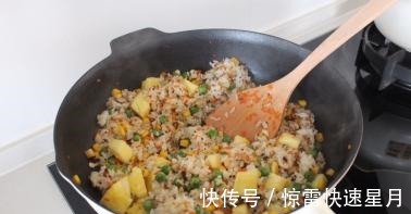 炒饭也能做的很好吃，食材丰富，孩子也喜欢！