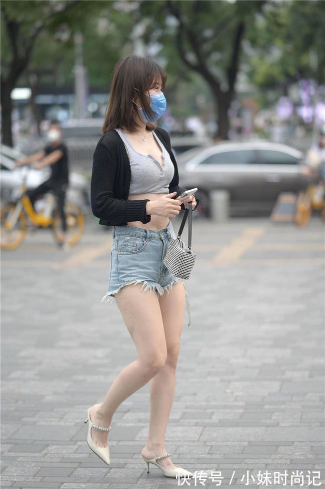 美女|搭配短裤,依旧有不怕冷的姑娘,搭配出别样的味道