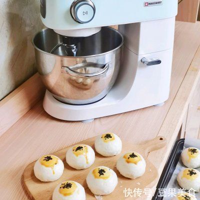 配方|零失败！私房专用配方！酥到掉渣的蛋黄酥