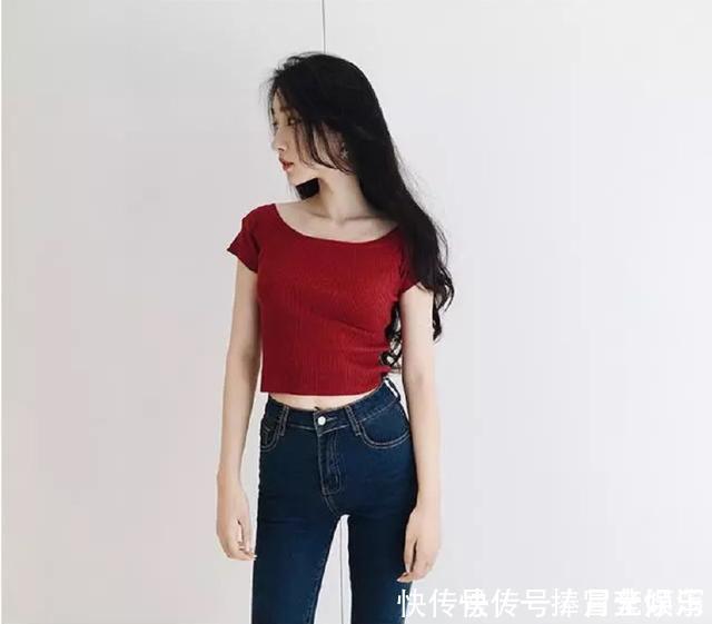 甜美|紧身牛仔裤简单又经典,还能衬托出女性优雅甜美的气质