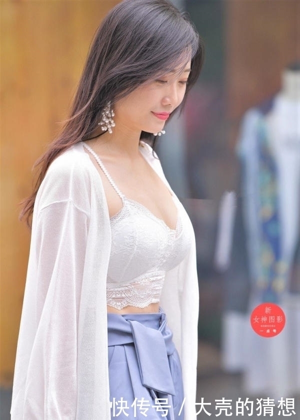 路人街拍美女身穿瑜伽紧身衣,腰细臀围紧绷