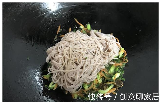家常|家常米线多加一勺酱,越吃越香,拿肉都不换,做法也简单