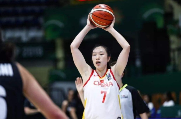 冠军|正式官宣!中国女篮老队长成为教练,帮助球队冲击冠军