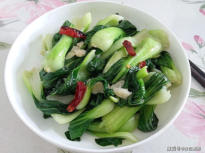 原来炒青菜也有窍门，这么炒色泽翠绿油亮，口感脆爽，简单又营养
