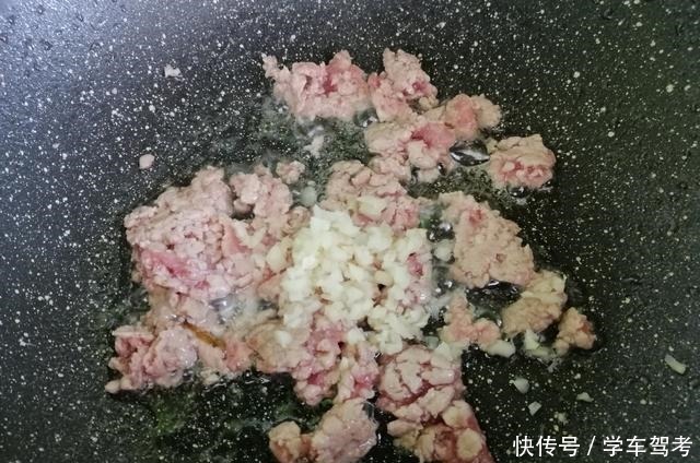 炒茄子时，多加1步，茄子不吃油不发黑，怎么炒都好吃