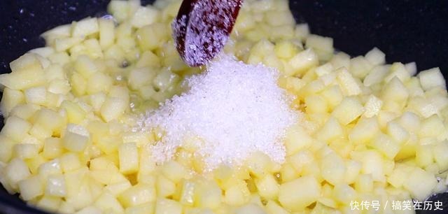 苹果这样做太香了,不煎也不炸,香甜酥脆,上桌后孩子抢着吃