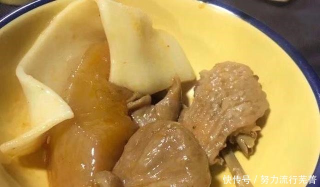 重庆肥肠鸡界一霸，开在居民楼里的网红馆子，每天食客挤爆