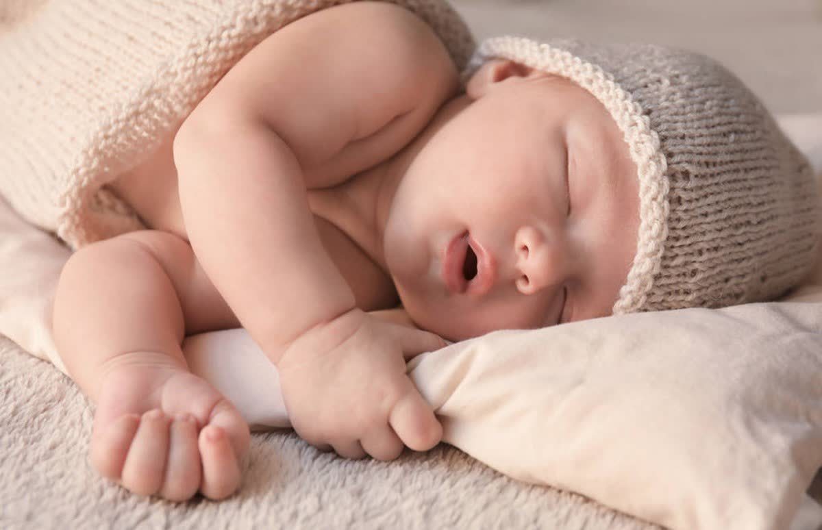 小贝|宝宝多大才能睡枕头?过早使用不仅影响睡眠和发育,还会伤娃健康