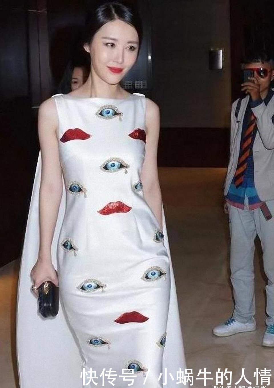 路人街拍,姑娘曲线玲珑,把吊带穿得更有魅力