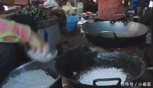 农村|农村大姐烙饼不和面,把“面粉”洒在锅里,20秒后顾客看蒙了