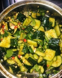 凉拌黄瓜|凉拌黄瓜别直接加盐腌了,大厨教你一招,黄瓜爽脆入味特好吃!