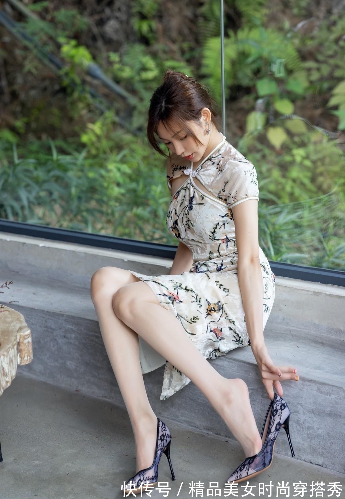 女人味 小姐姐身穿旗袍,性感迷人,尽显妩媚动人的女人味