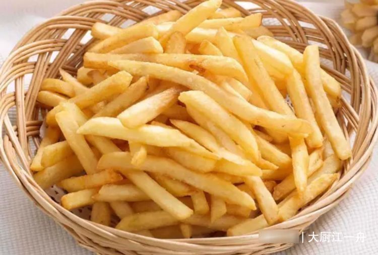 炸薯条的家常做法，3个土豆1碗淀粉，外酥里脆，比肯德基的还好吃
