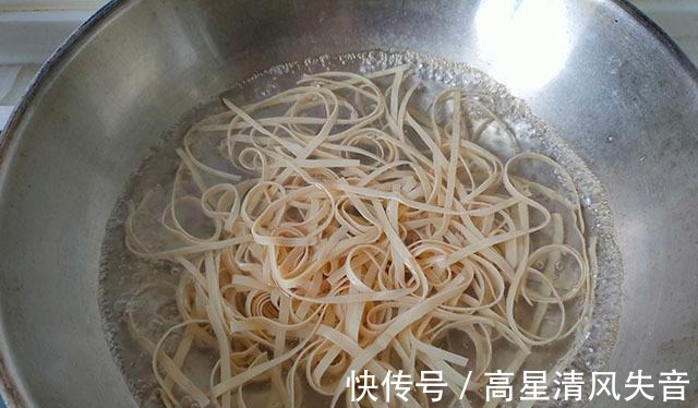 海带丝|这菜我家一周吃3回,食材烫一烫,浇点料汁拌一拌,天热吃真爽口!