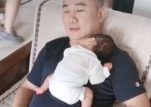 长辈们|“最富有姥爷”带娃睡觉火了,这大概我见过最值钱的“外挂”了