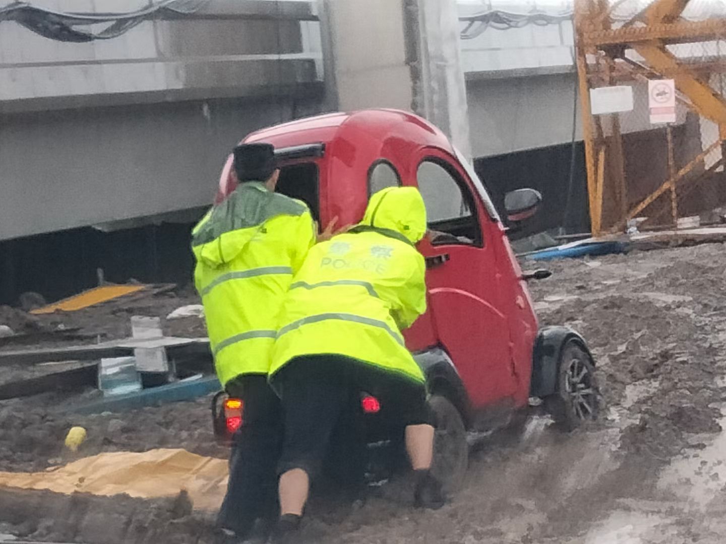 老年代步车深陷淤泥，他们冒雨合力将其救出|全力以赴 迎战“烟花” | 合力