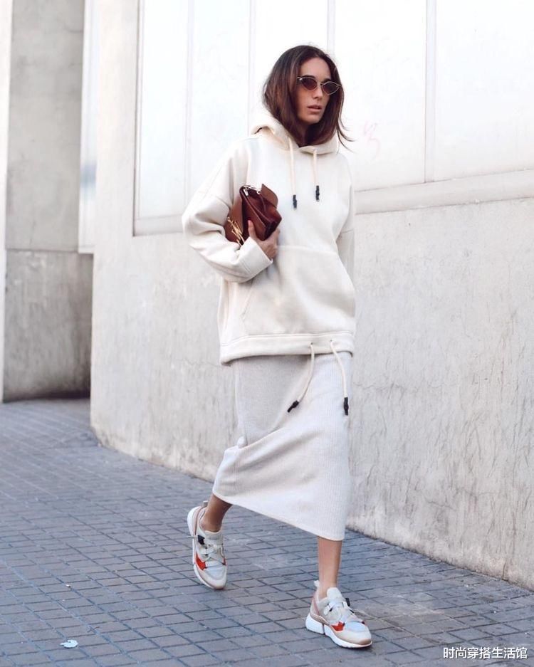 今日春分，穿卫衣不要配裤子！瞧00后这样穿，时髦又减龄