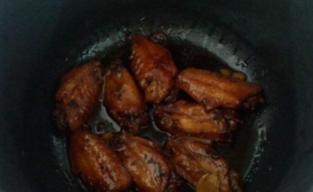 电饭锅|鸡翅还能这么做？电饭锅里一扔，操作简单还美味，孩子主动要求吃