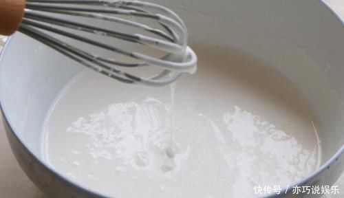 夏天就馋糯米粉这做法,一蒸一卷就搞定,香甜软糯,吃1次忘不了