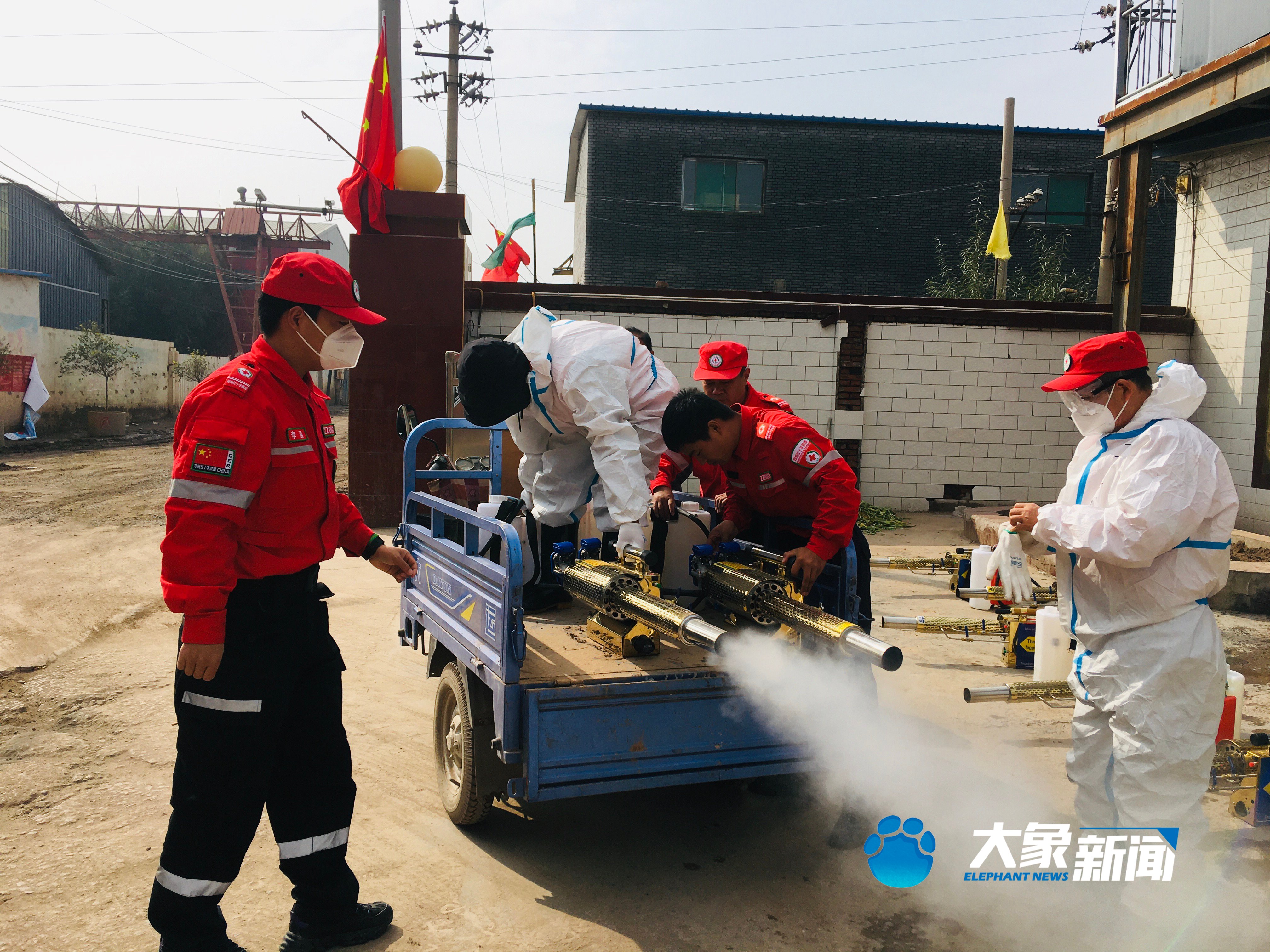 消杀|河南救援队出征山西，3天消杀24余万平方米，10岁男孩为救援人员送来“生日礼物”