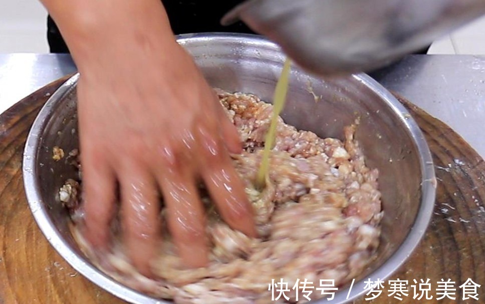 肉丸子好吃有诀窍，厨师长教你饭店秘制做法，香糯Q弹，久煮不散！