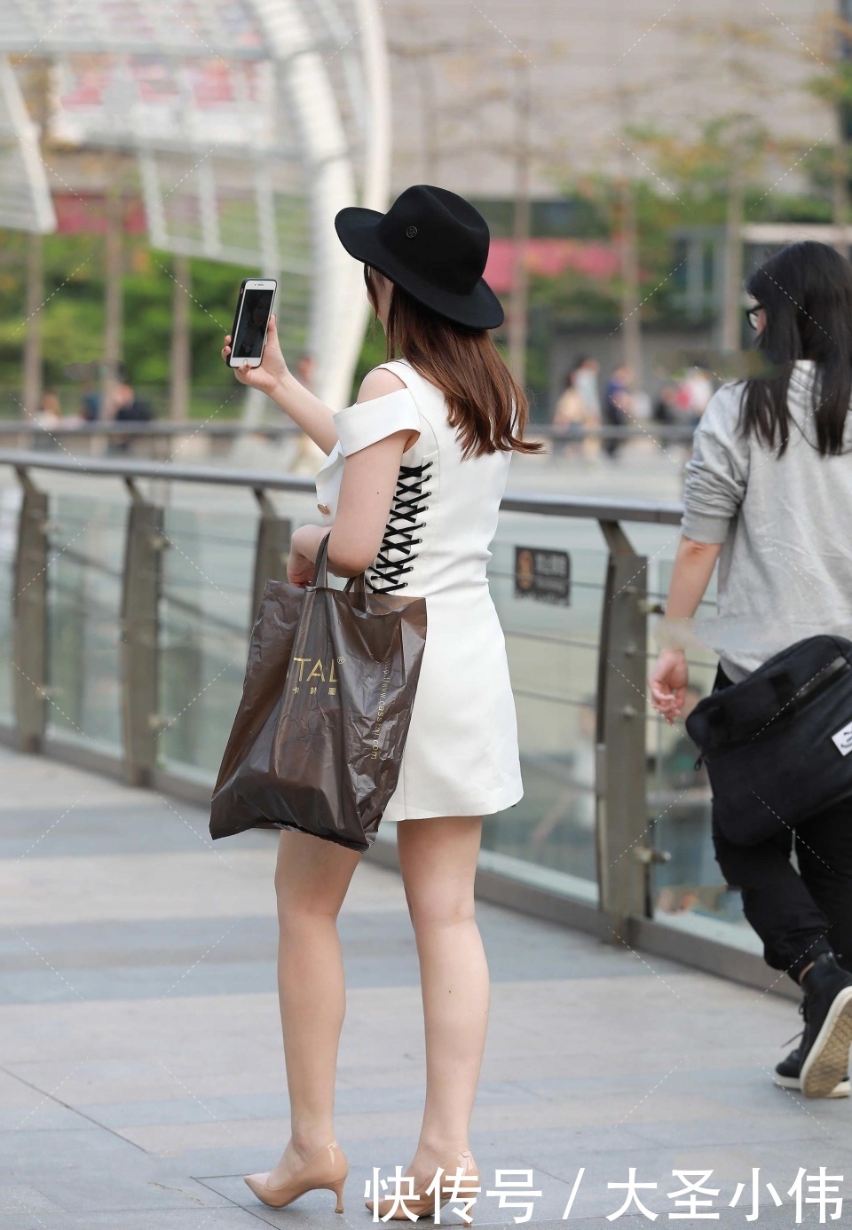 玄色|美女街拍:这个世界很小很小,抬头一看就能看到你的笑脸,呈现少女般的稚嫩