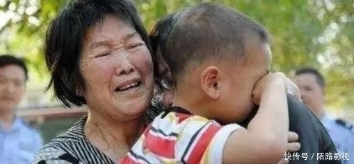 会长时间|5岁男孩被人贩拐走,经过3个小时后终于找到,可是父母差点认不出!