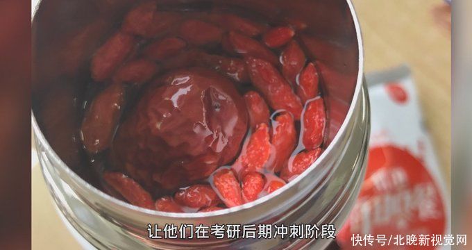 高校食堂给考研学子发知识点蛋糕，把知识点吃到肚子里 网友：满腹经纶