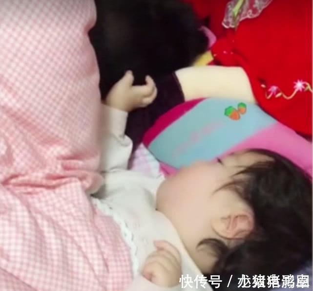 哥哥睡觉时被2胎妹妹吵醒,看到接下来的一幕,妈妈要被暖炸了