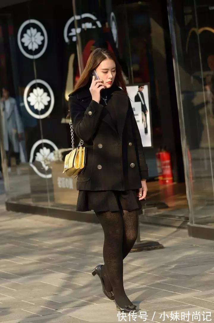 街拍 街拍:穿黑裙的女生从内到外散发出成熟女性的迷人气质