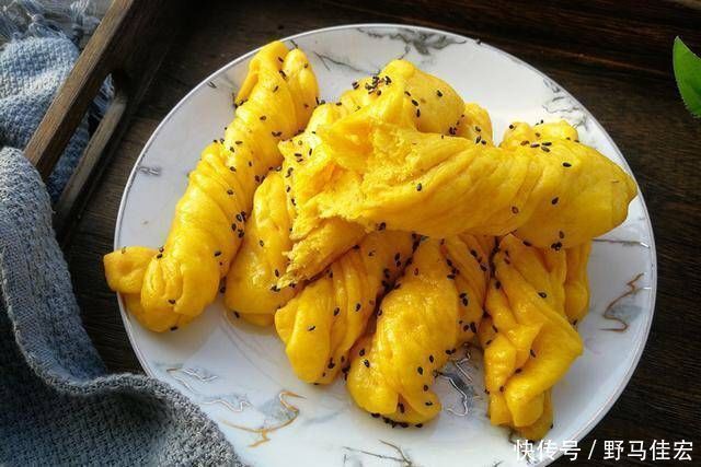 面粉不再用作面包，我来教你怎么做，不用加水就可以很容易地把面团揉成团，