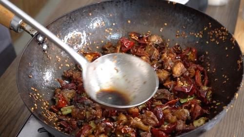 【歌乐山辣子鸡】吃过无数美食，依旧忘不掉这一口。