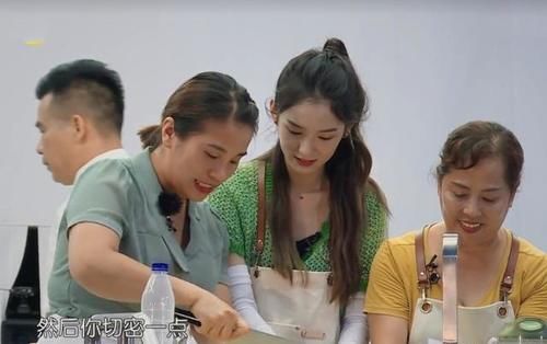 檀健次|周也做饭生疏状况百出，油溅到眼睛睁不开，中餐厅却无一人关心？