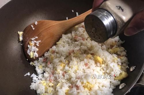 做蛋炒饭时,想要米粒分明,别直接下锅,先做这1步,保证不粘连