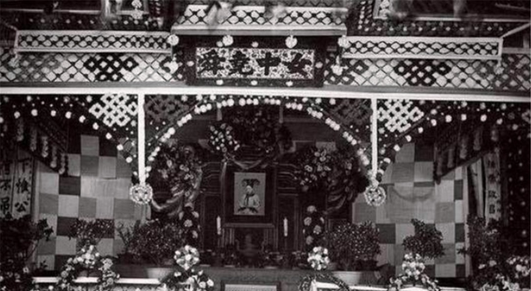 潦草|为什么慈禧一个女人，竟然还能只手遮天？死后也不敢潦草她的葬礼？