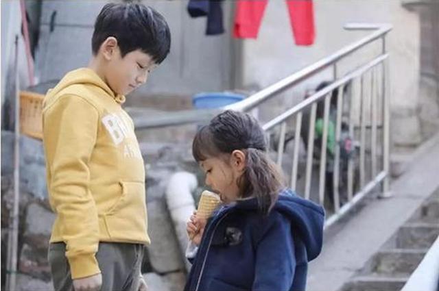 妈妈|宝妈收拾房间发现女儿“记仇本”,翻开看见6个字,让她后悔不已